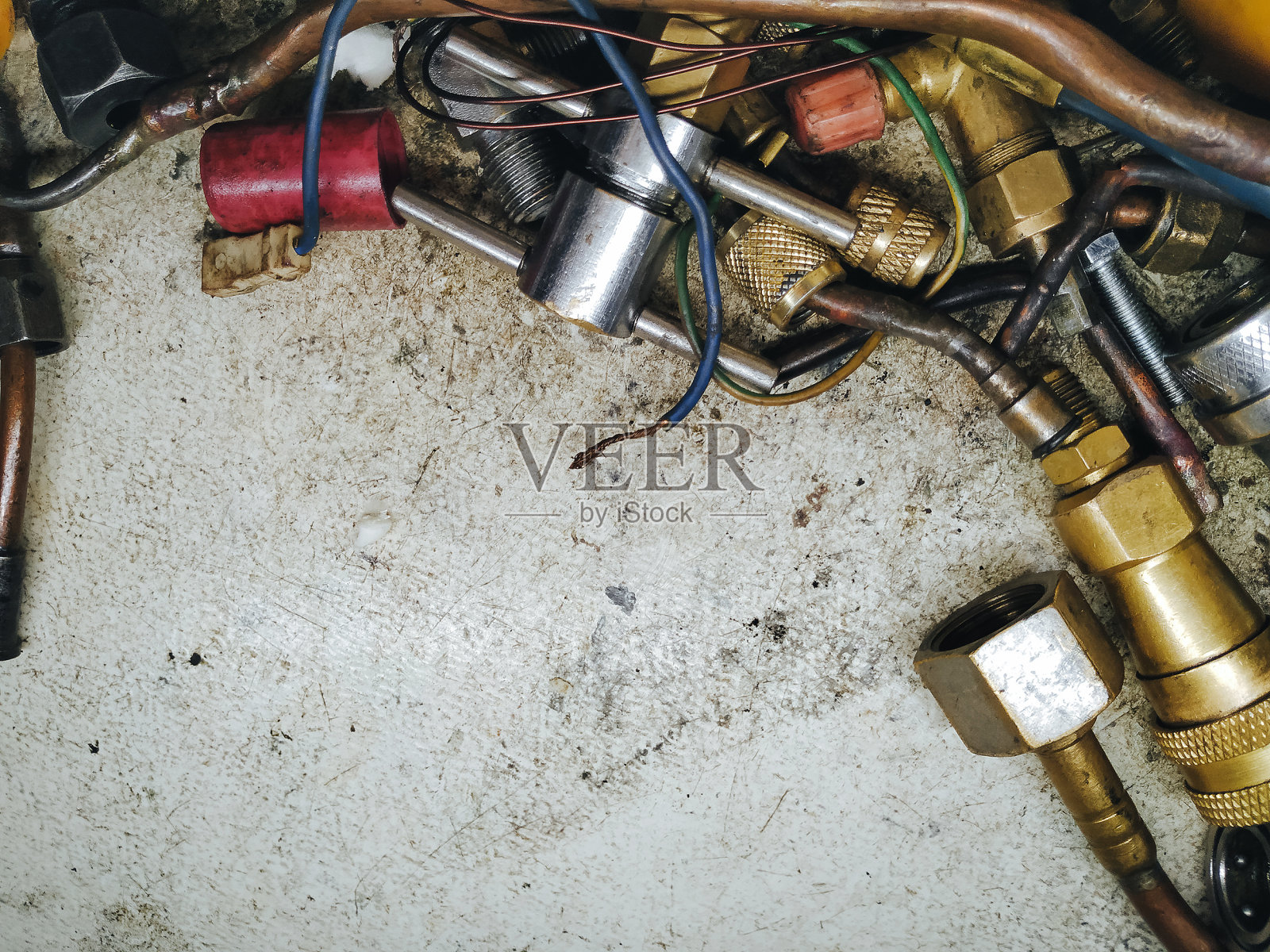 铜管、铜管、金属管、衬套、适配器、螺母、扳手等形式的锁匠和管道零件、工具和备件。制冷维修技术员概念,复制空间。照片摄影图片