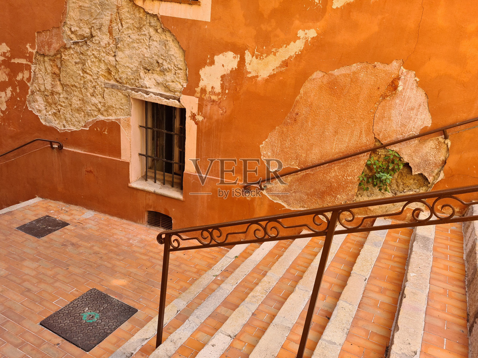 摇摇欲坠的墙照片摄影图片