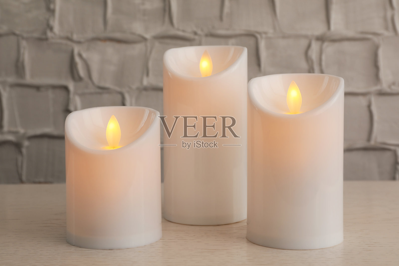 白色木桌上的装饰性LED蜡烛照片摄影图片