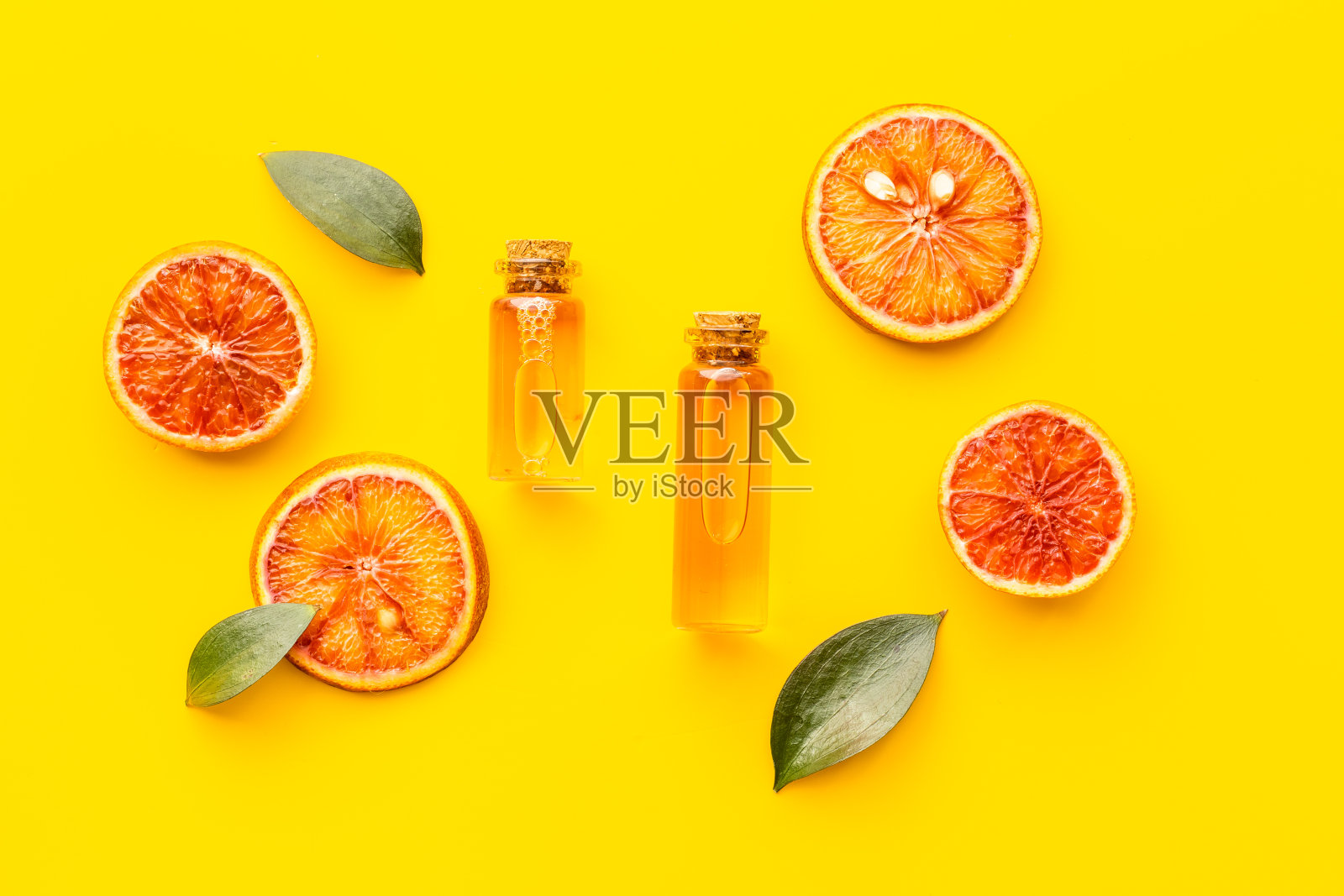 有机生物化妆品与维生素c和柑橘类水果。俯视图照片摄影图片