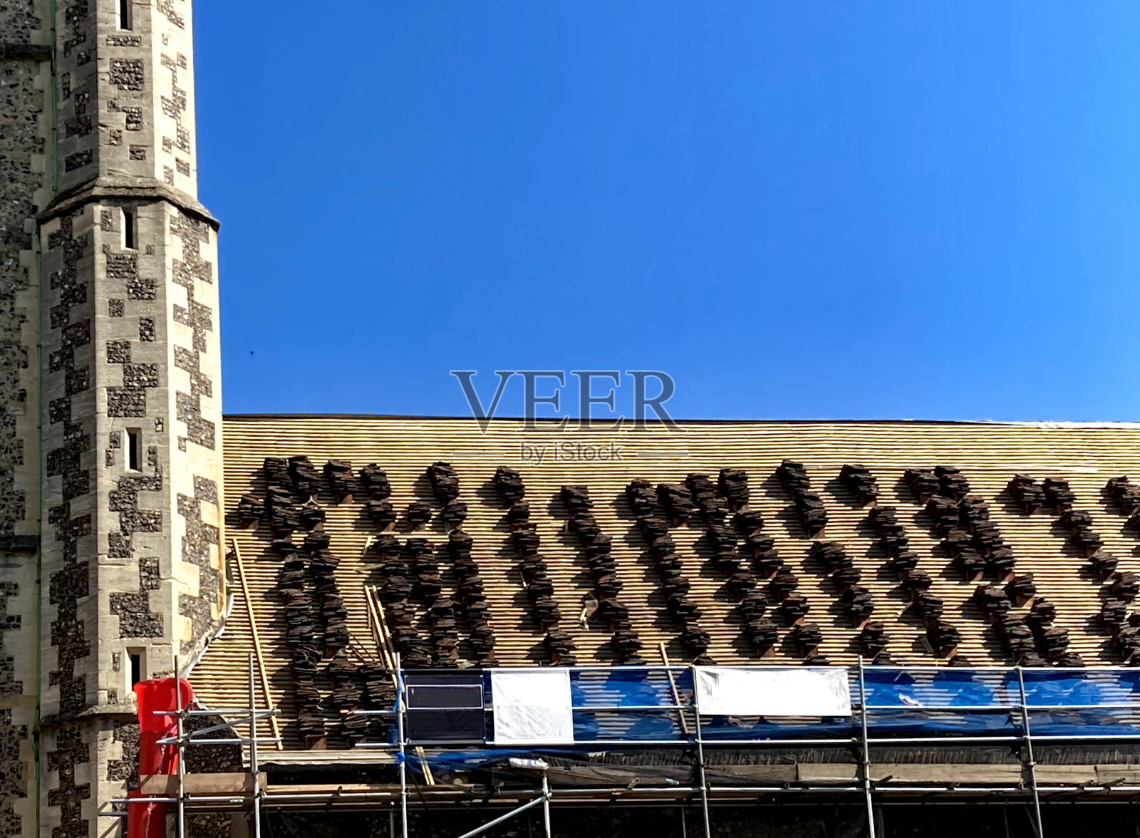 教堂屋顶重新铺瓦照片摄影图片