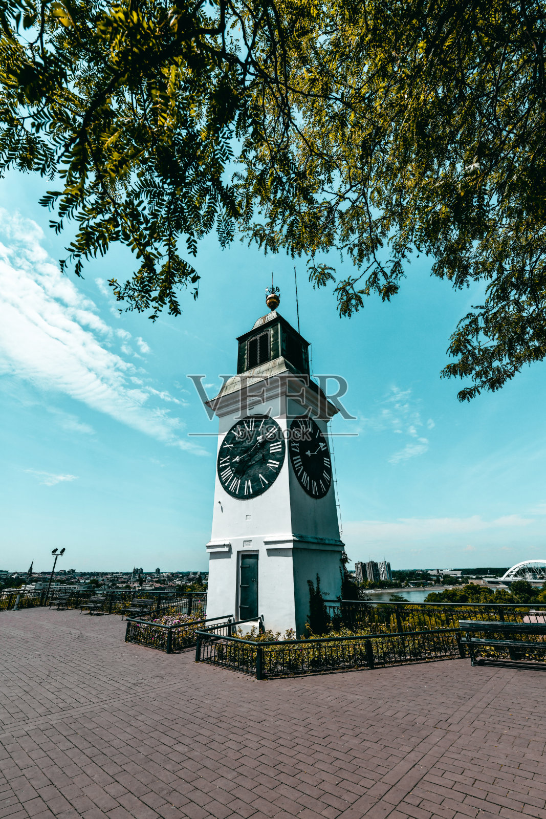 塞尔维亚诺维萨德的Petrovaradin钟楼照片摄影图片