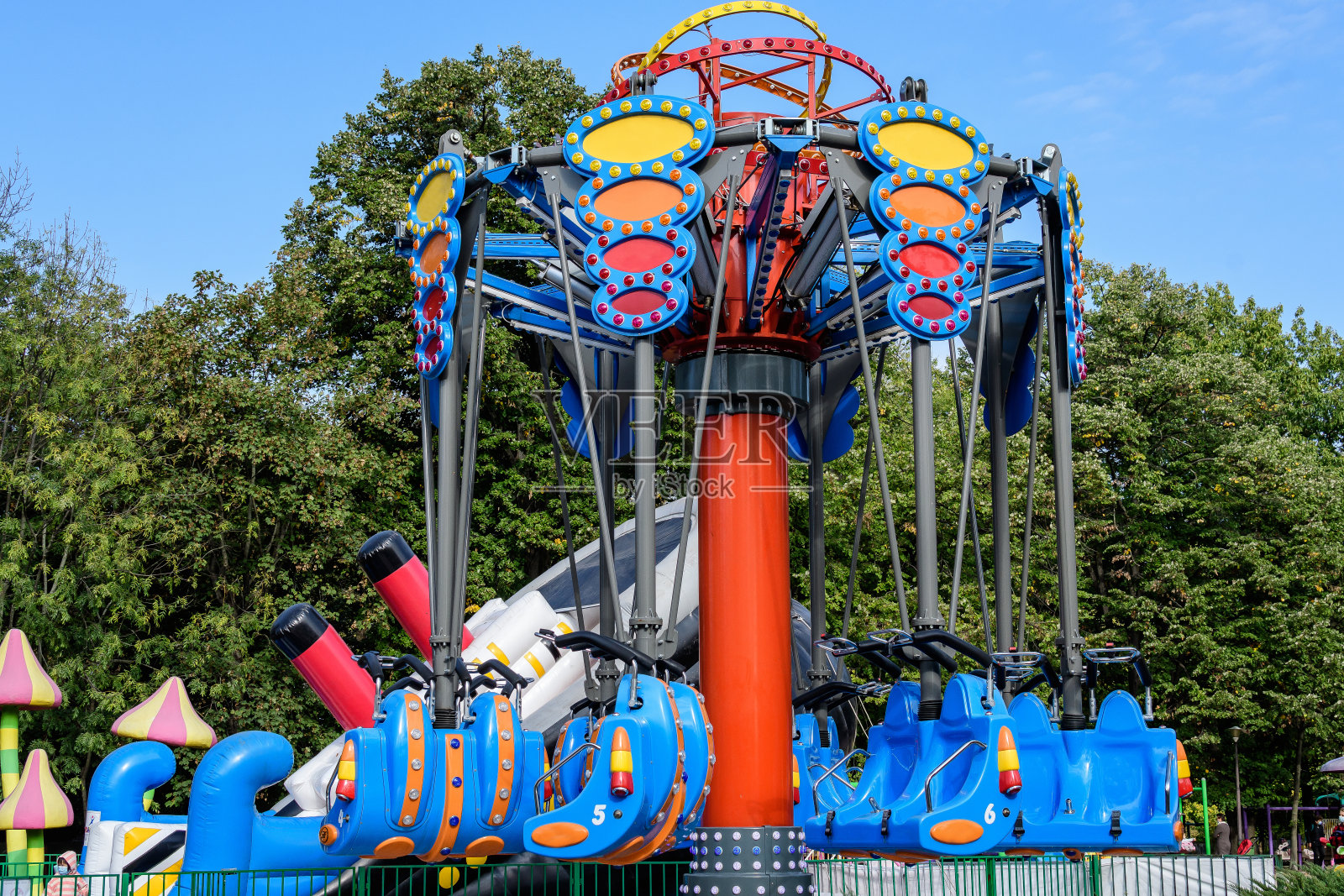 罗马尼亚布加勒斯特,一个阳光明媚的夏日,五颜六色的儿童游乐场,混合着塑料和金属玩具和材料照片摄影图片