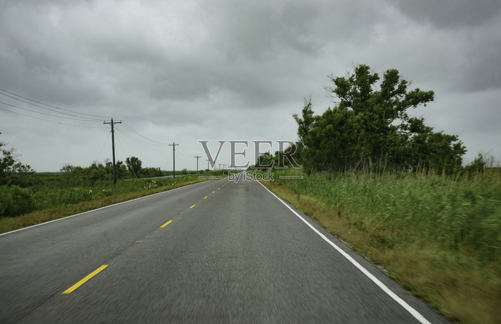 一条很长很直的人行道,在无穷远处汇合。照片摄影图片