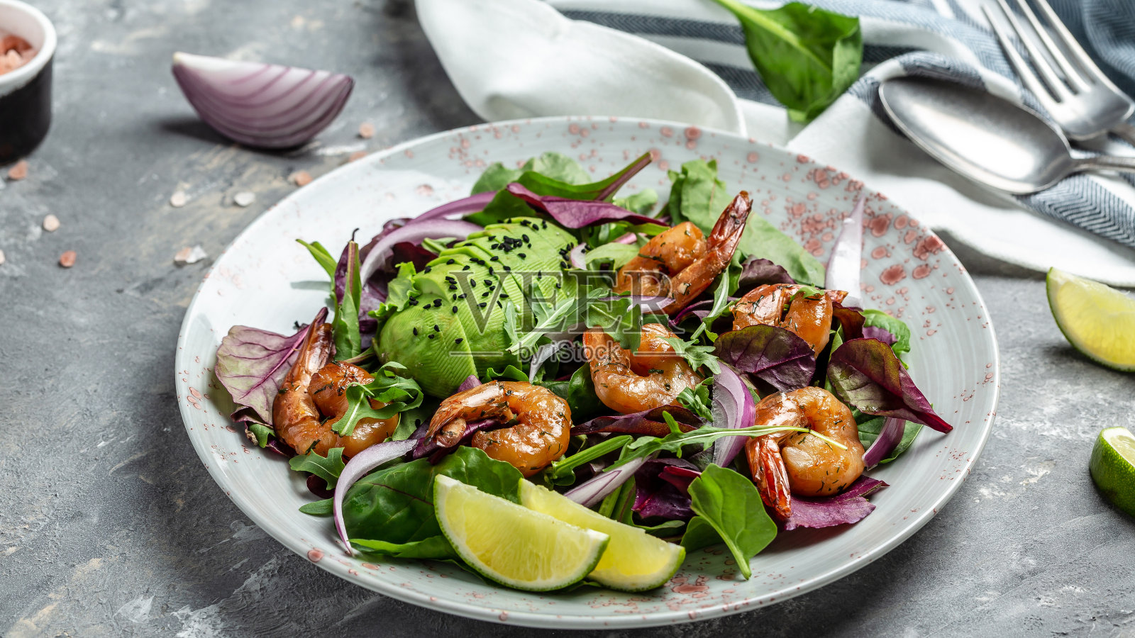新鲜的沙拉盘,有虾,鳄梨,洋葱,杂烩蔬菜。健康饮食的概念。排毒饮食。素食午餐。减肥。清洁程序照片摄影图片