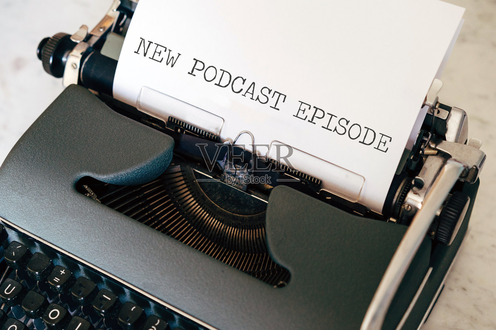 选择性聚焦近距离图像的一个老式打字机与纸和单词的新podcast集。为你的文本复制空间。播客的插图。照片摄影图片