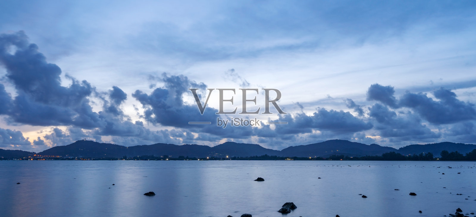 黑云移开滚动的黑色日落云与反射在水面,海面令人惊叹的景观海景照片摄影图片