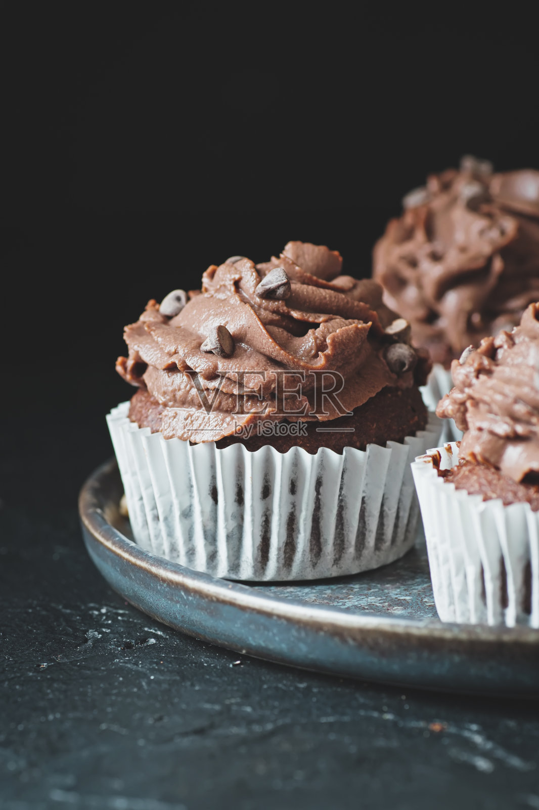 美味的自制巧克力小蛋糕特写。照片摄影图片