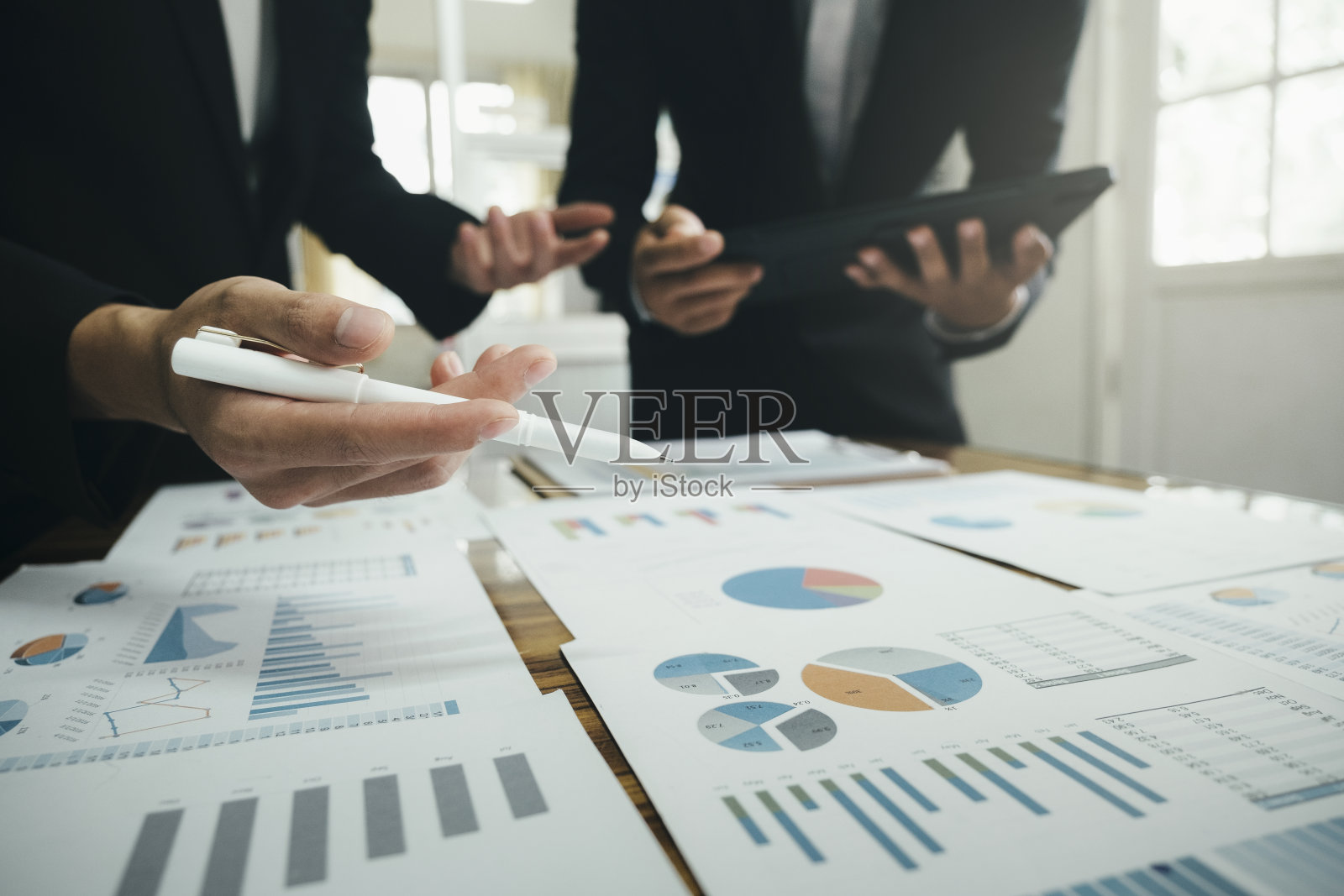 洽谈招商合作。照片摄影图片