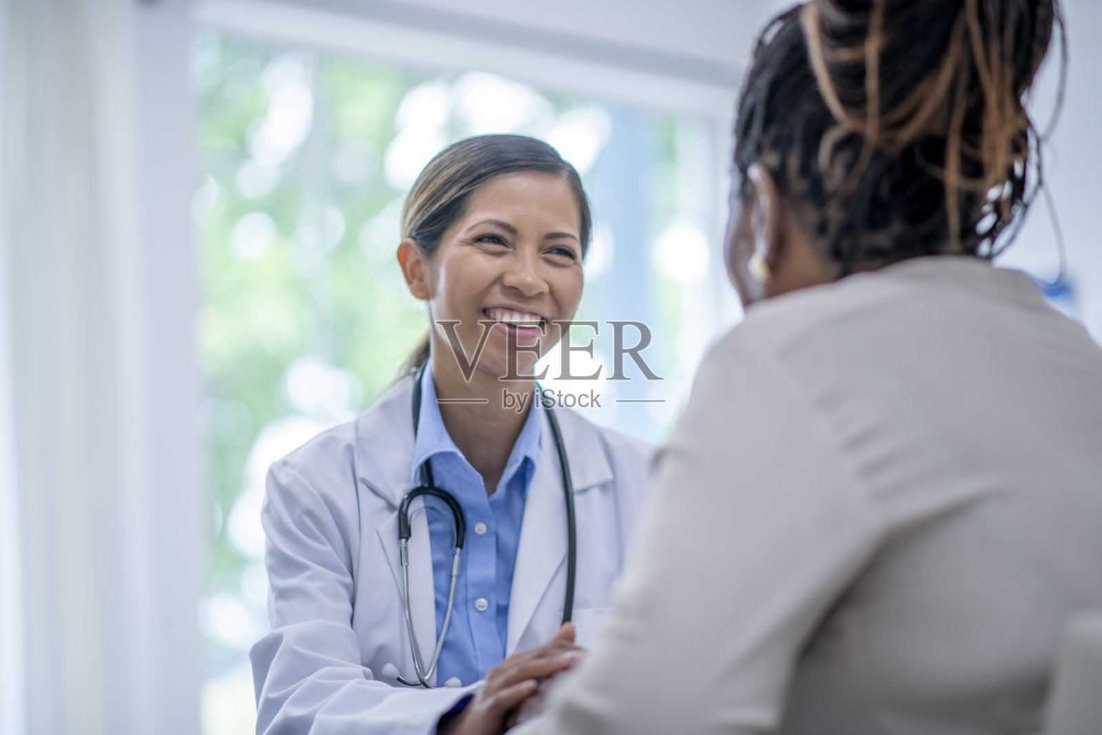 医生与病人讨论选择照片摄影图片