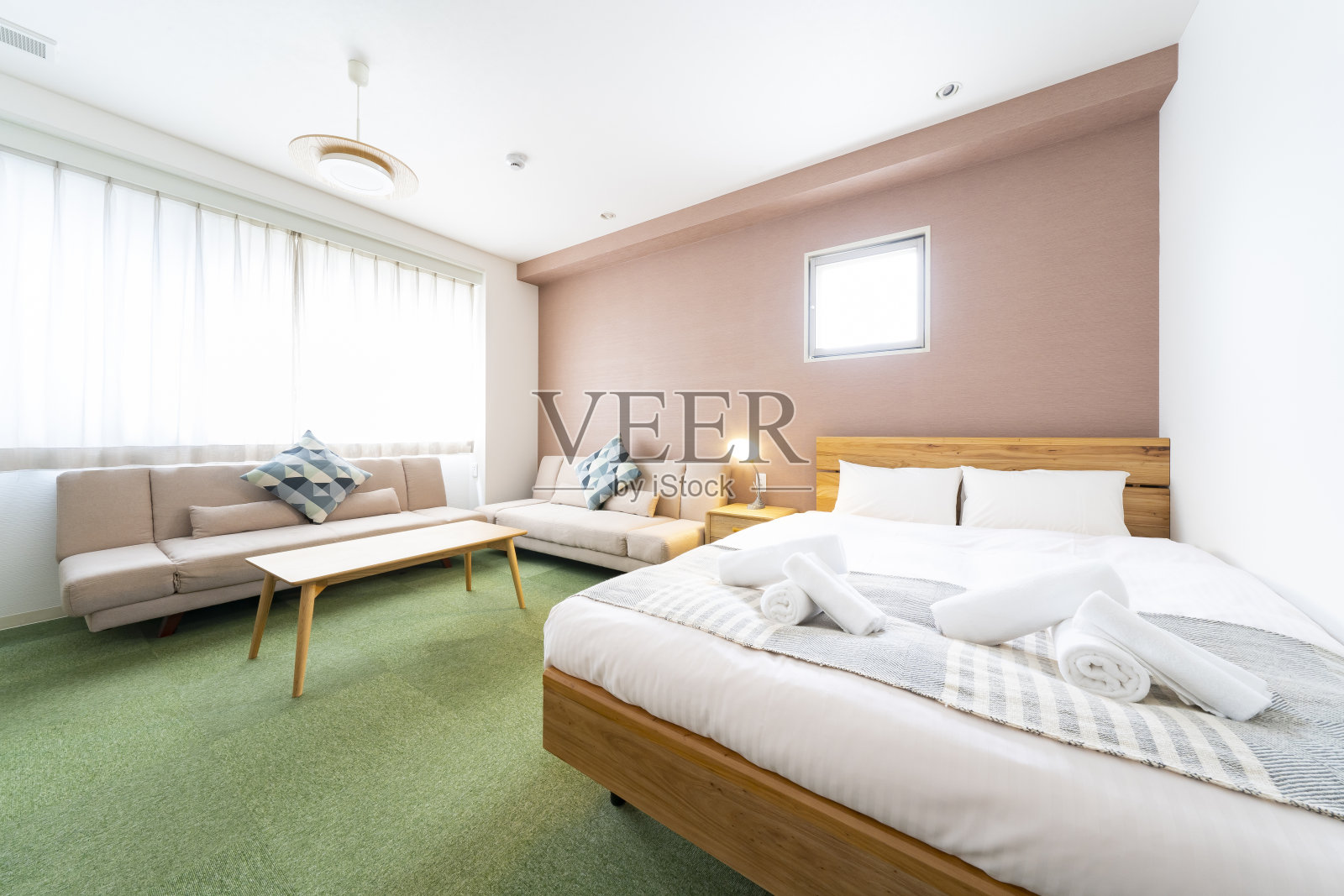 有沙发和床的酒店房间照片摄影图片