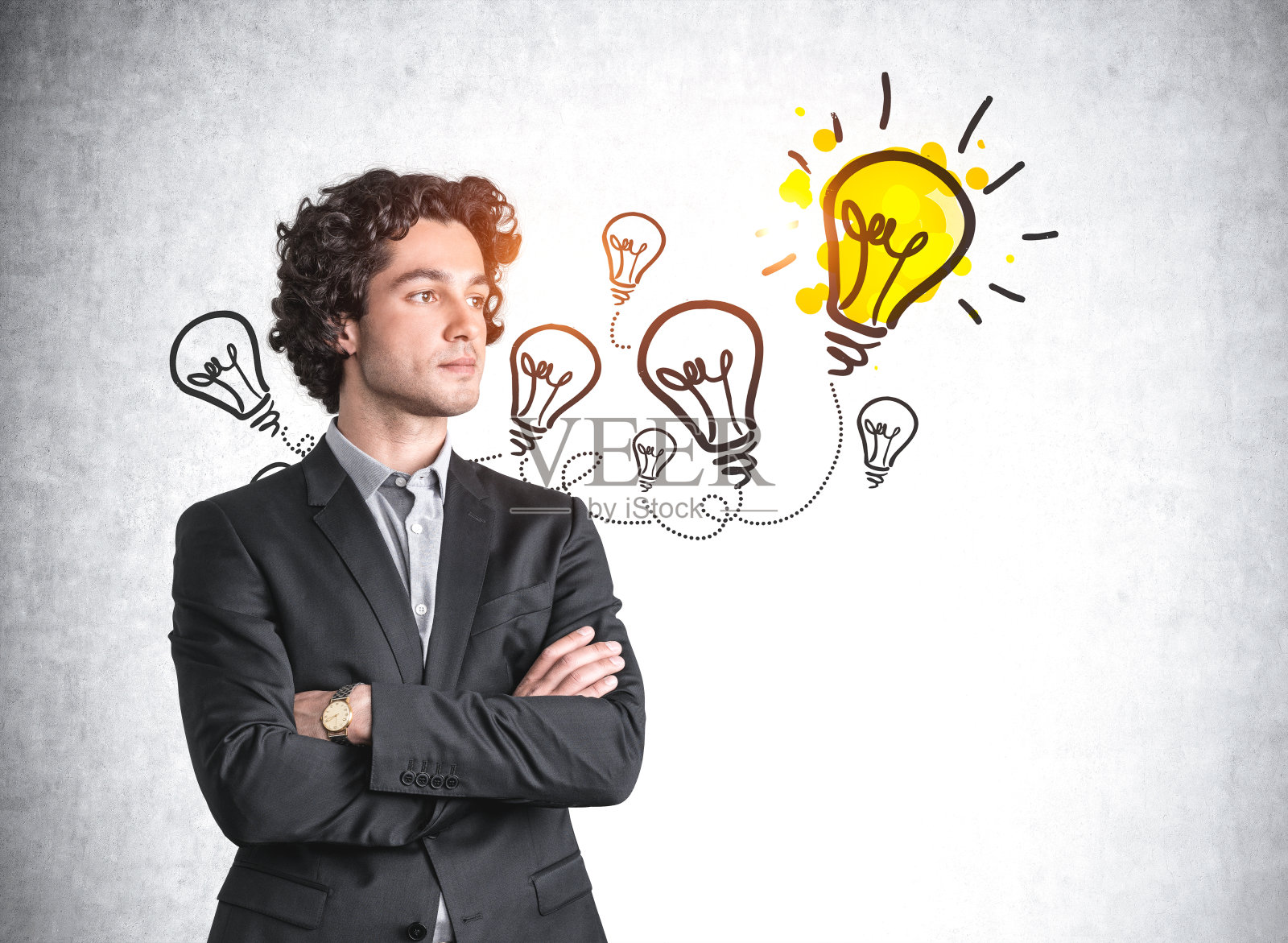 商人双臂交叉站着微笑,灯泡素描照片摄影图片