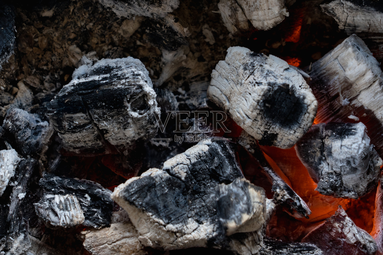 燃烧木炭俯视图。烧烤用桦木木炭照片摄影图片