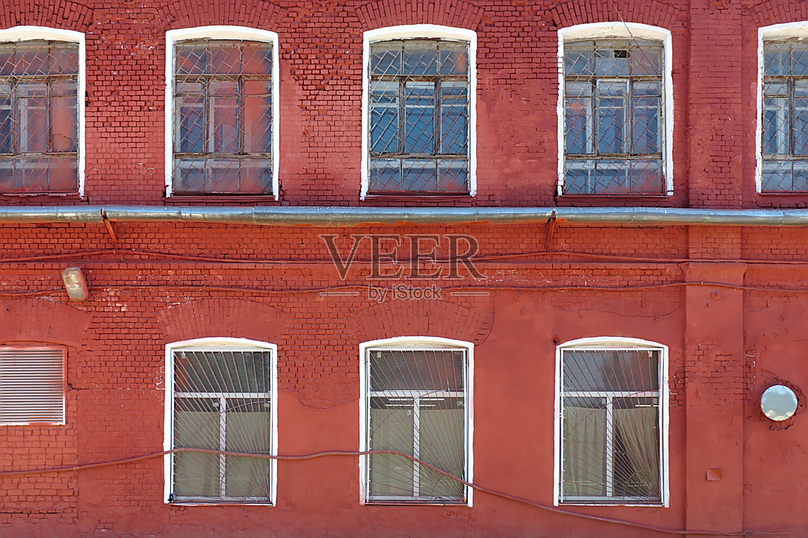 一个古老的多层砖砌建筑的立面片段照片摄影图片