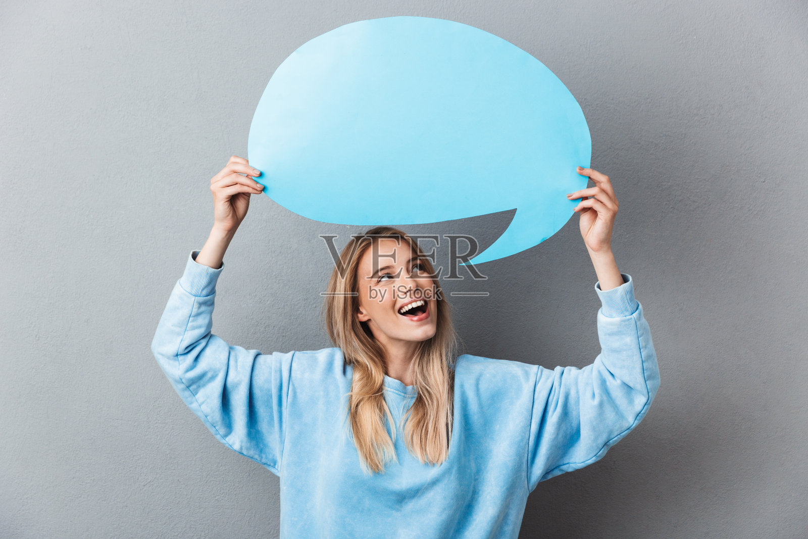 一个兴奋的金发小女孩的肖像照片摄影图片