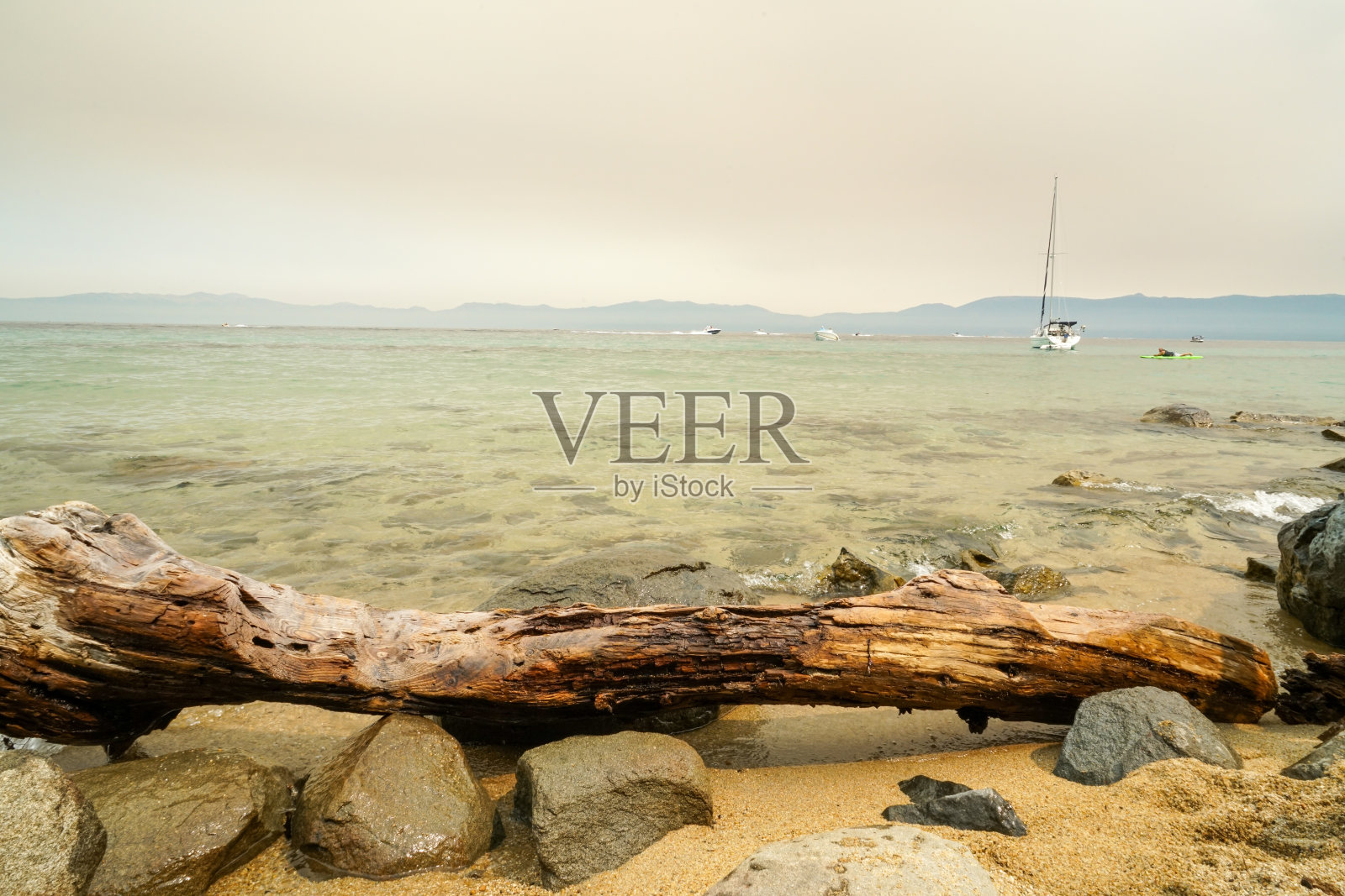 加州大火引发的太浩湖上空烟雾弥漫照片摄影图片