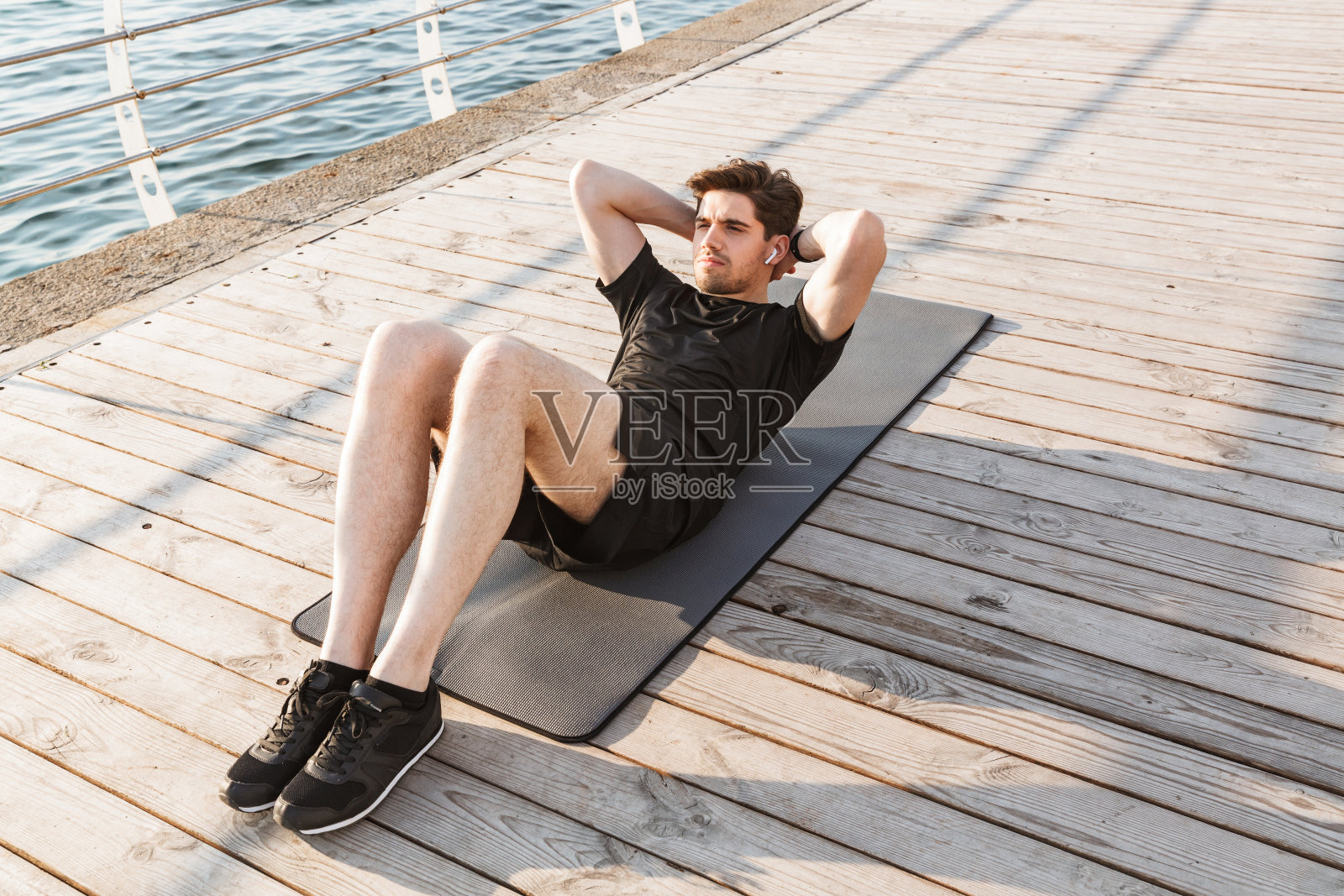 运动员在户外做运动照片摄影图片