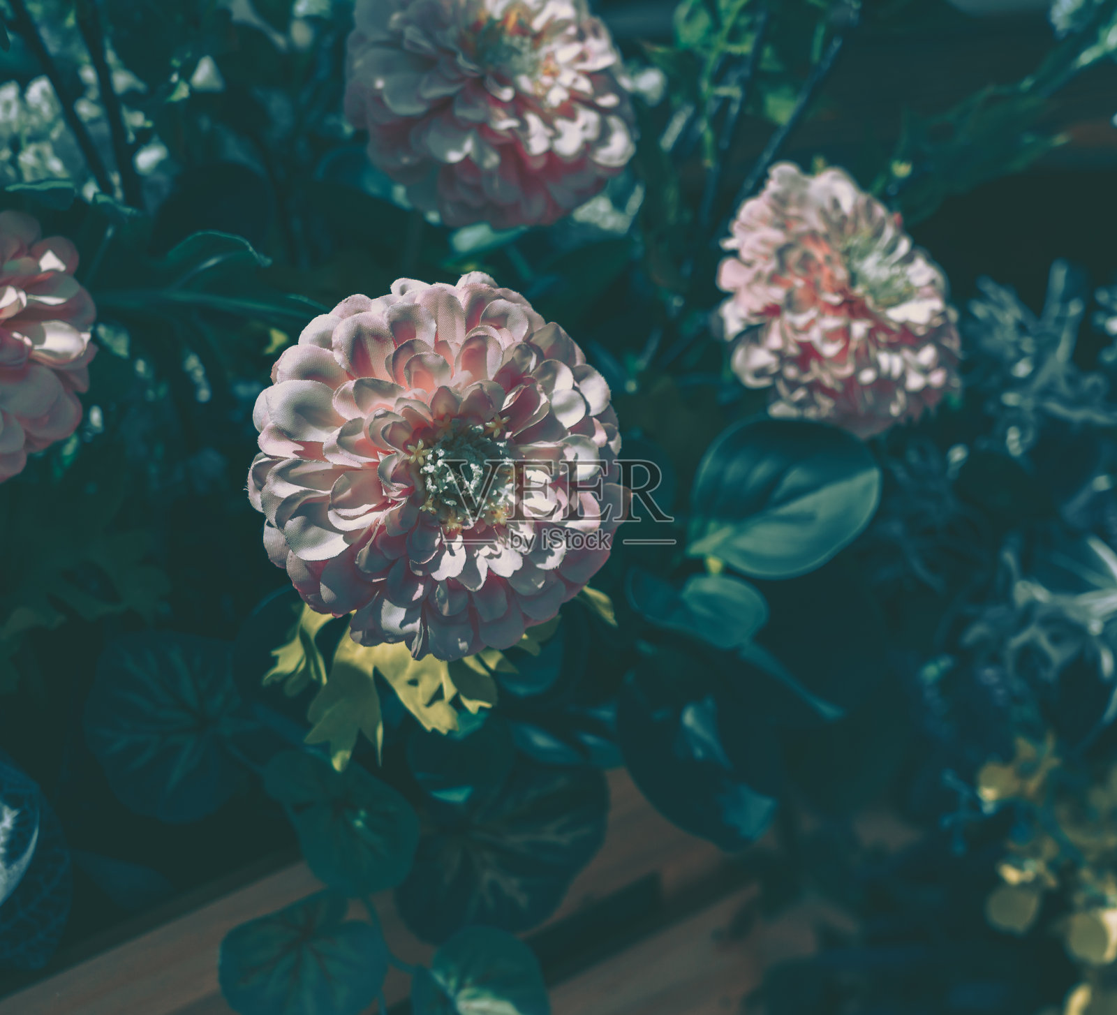 美丽的人造花背景,复古风格;照片摄影图片