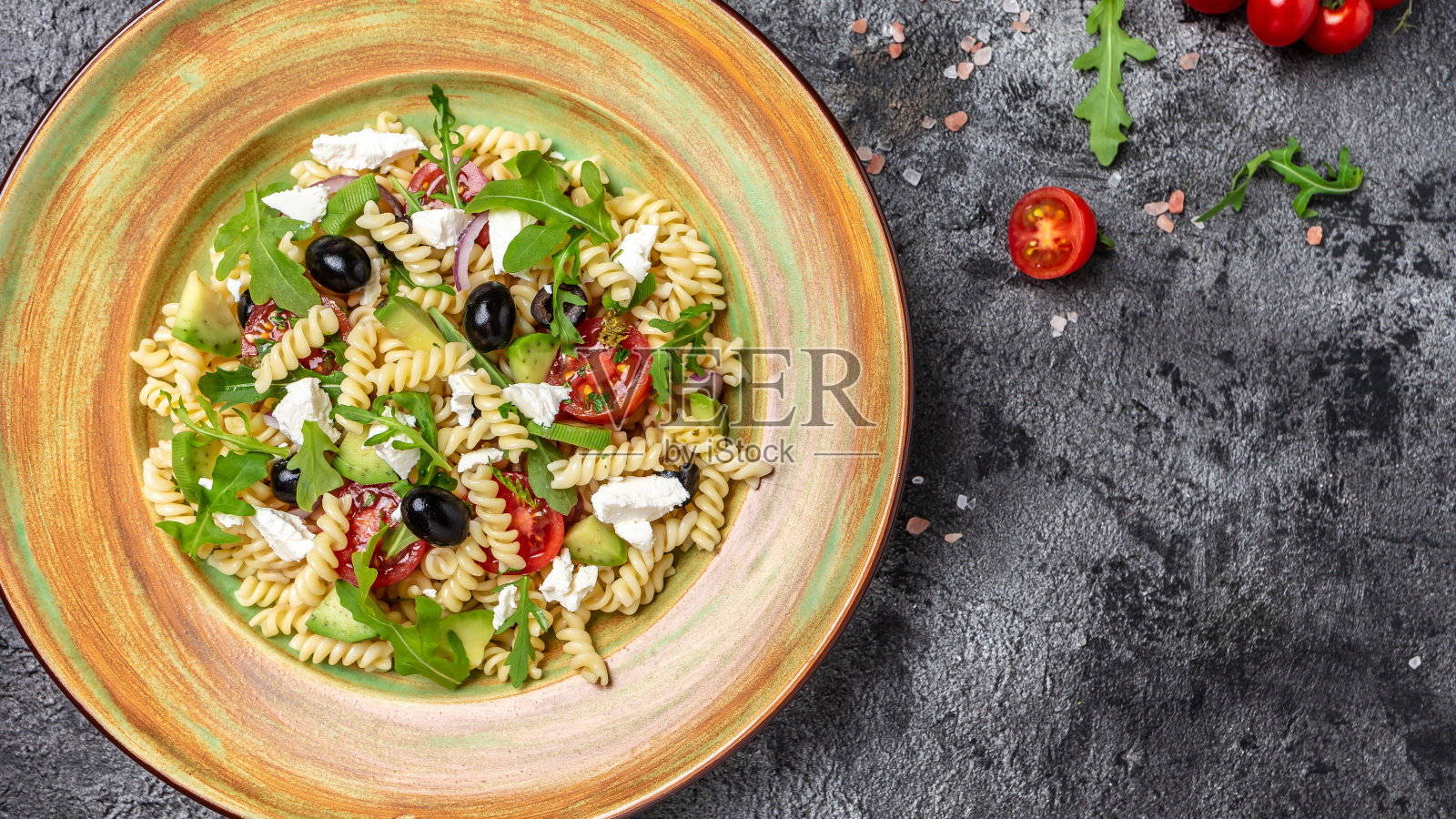 希腊沙拉,新鲜意大利面。地中海式饮食。旗帜,菜单,配方。健康食品。俯视图照片摄影图片