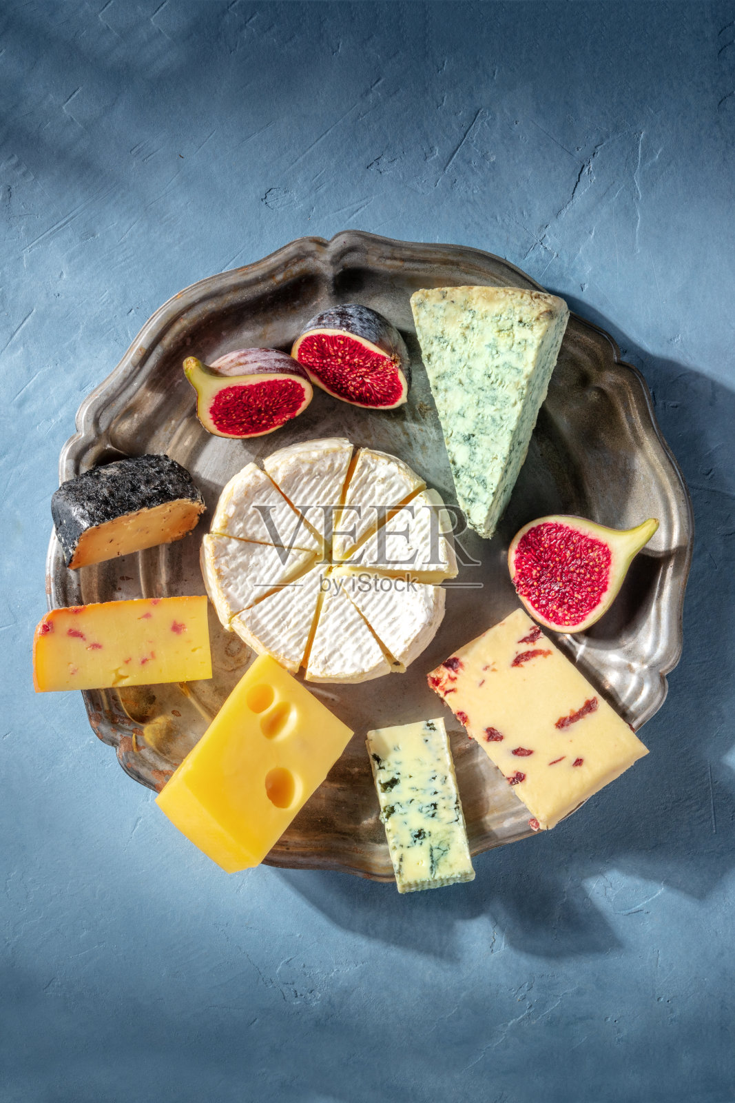 奶酪拼盘与布里干酪,蓝奶酪,水果,瑞士奶酪和其他照片摄影图片