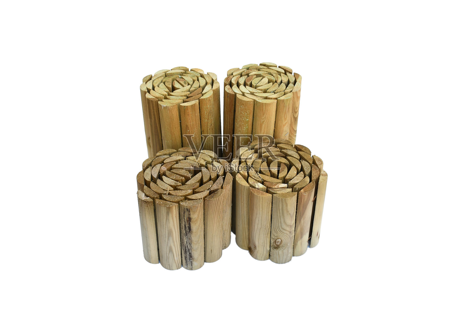 对象,木制自然原木滚动边缘在白色背景和剪切路径。在花园中围绕花空间创造边缘的想法。照片摄影图片