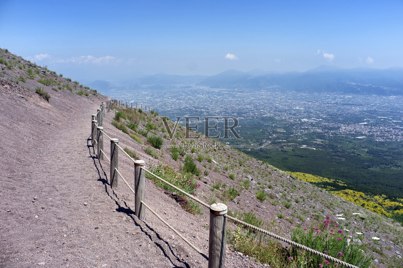通往维苏威火山山顶的徒步小径照片摄影图片