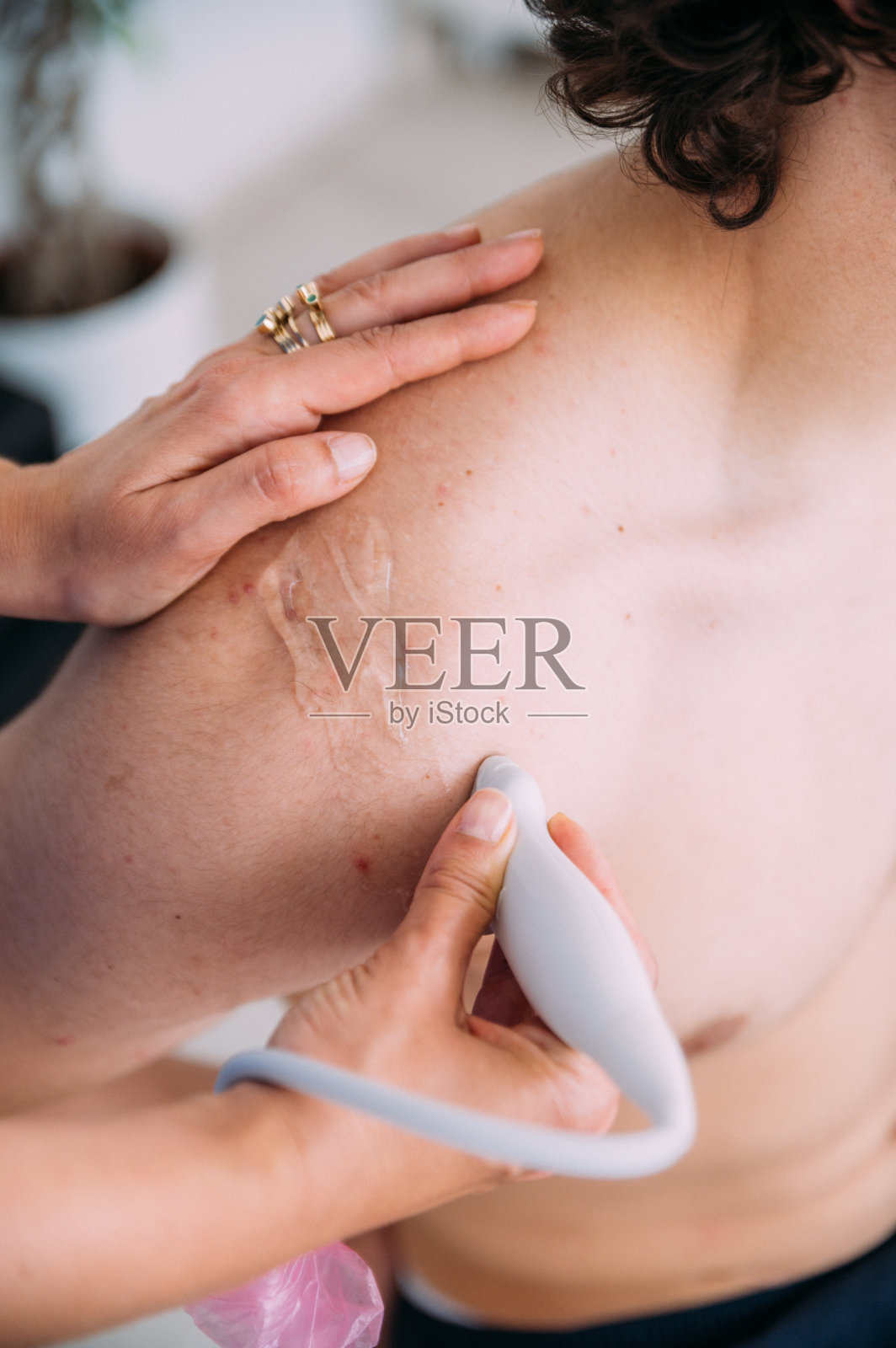 医生做肩部超声照片摄影图片