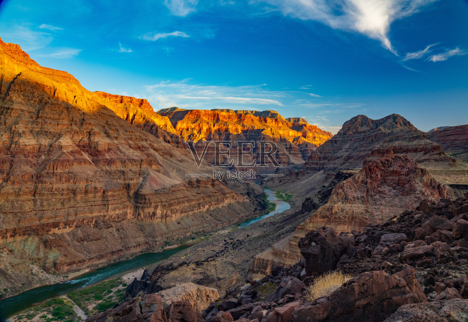 日落时大峡谷和科罗拉多河上的云朵照片摄影图片