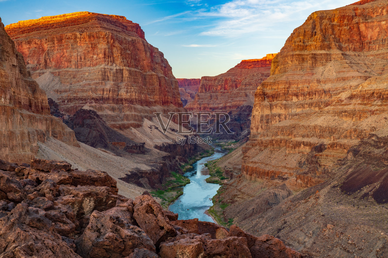 一天中的最后一颗太阳照亮了大峡谷的悬崖顶端照片摄影图片