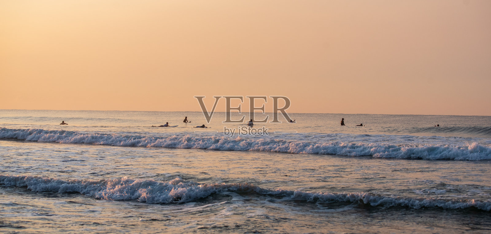 冲浪日出时照片摄影图片