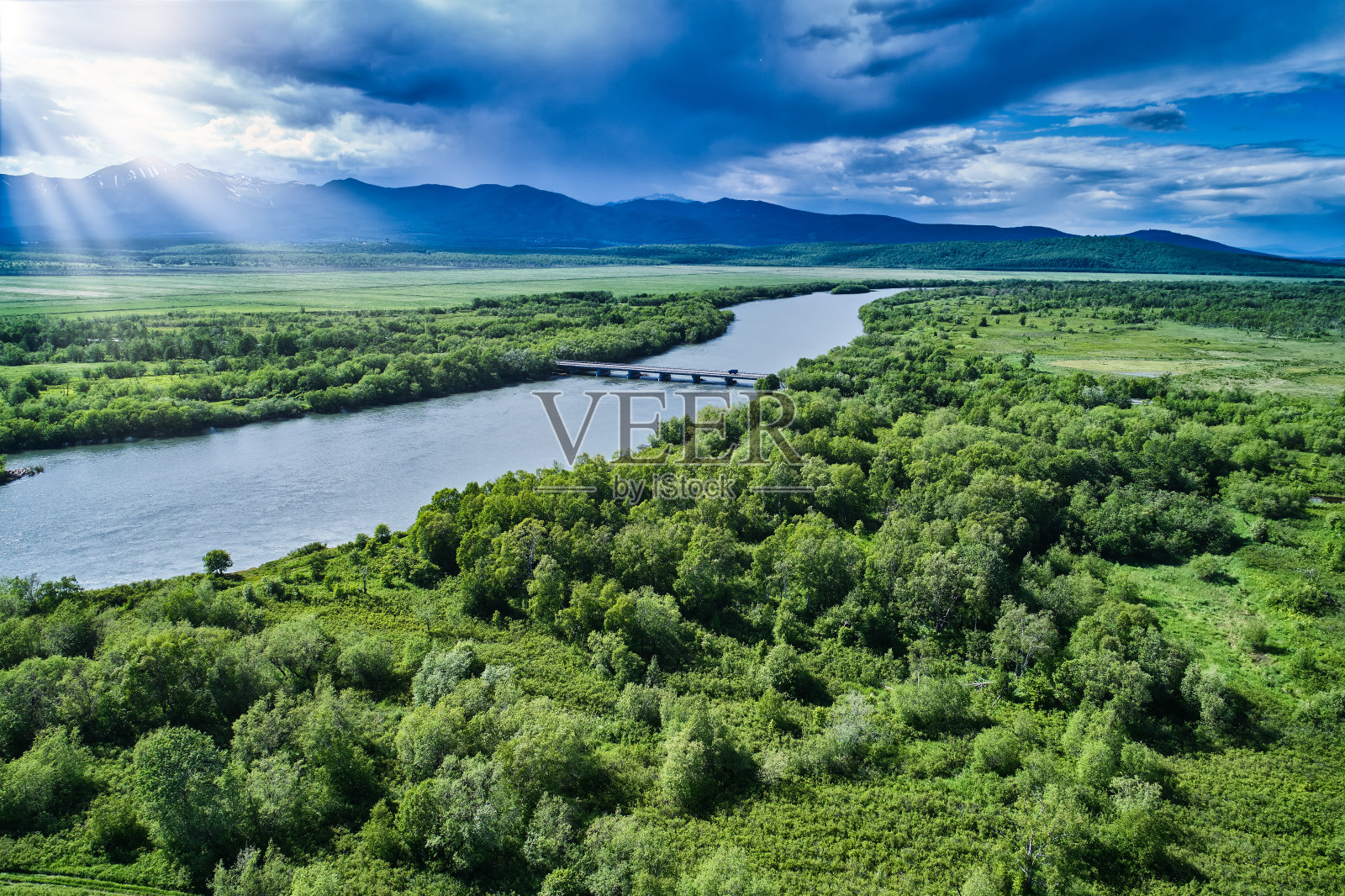 阿瓦查河在夏天的照片与无人机照片摄影图片