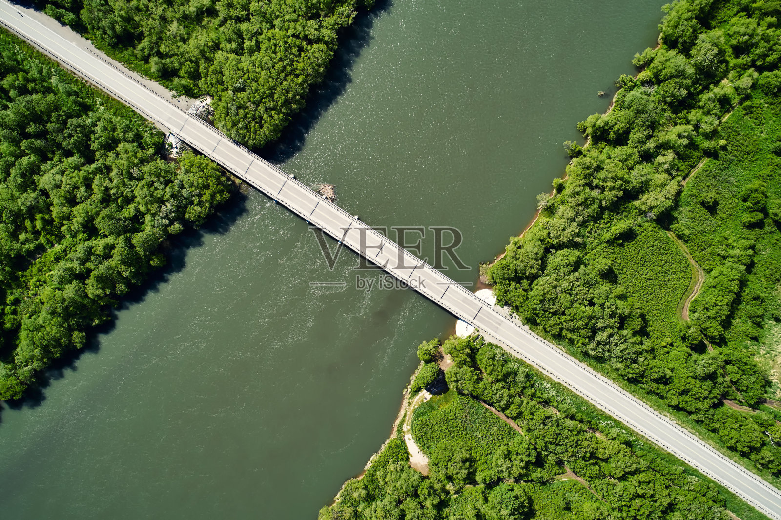 桥上的河无人机照片摄影图片