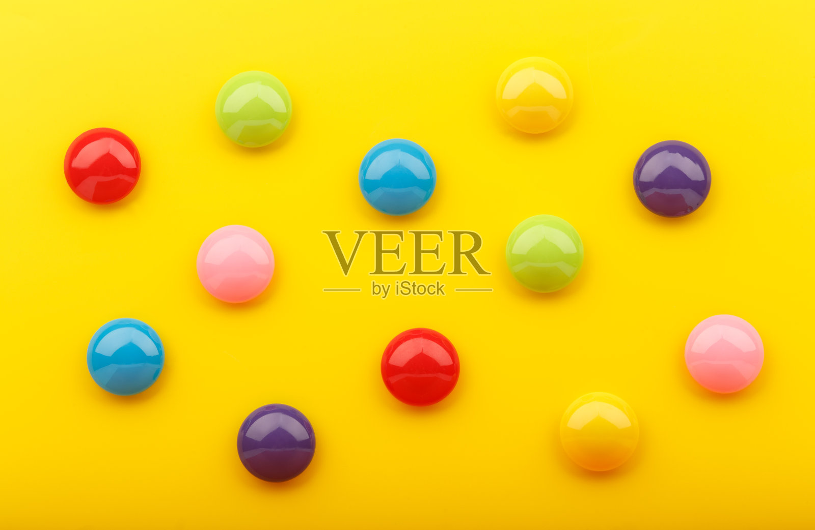 黄色背景,多色圆形按钮照片摄影图片