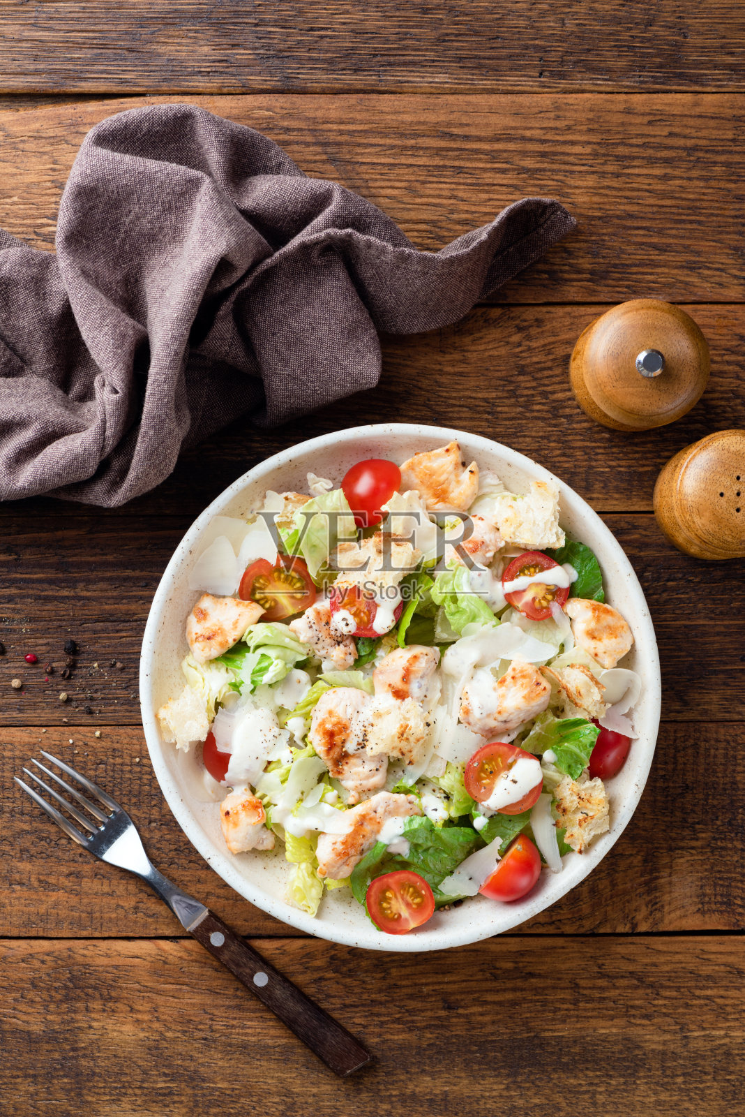 凯撒沙拉配烤鸡胸肉照片摄影图片