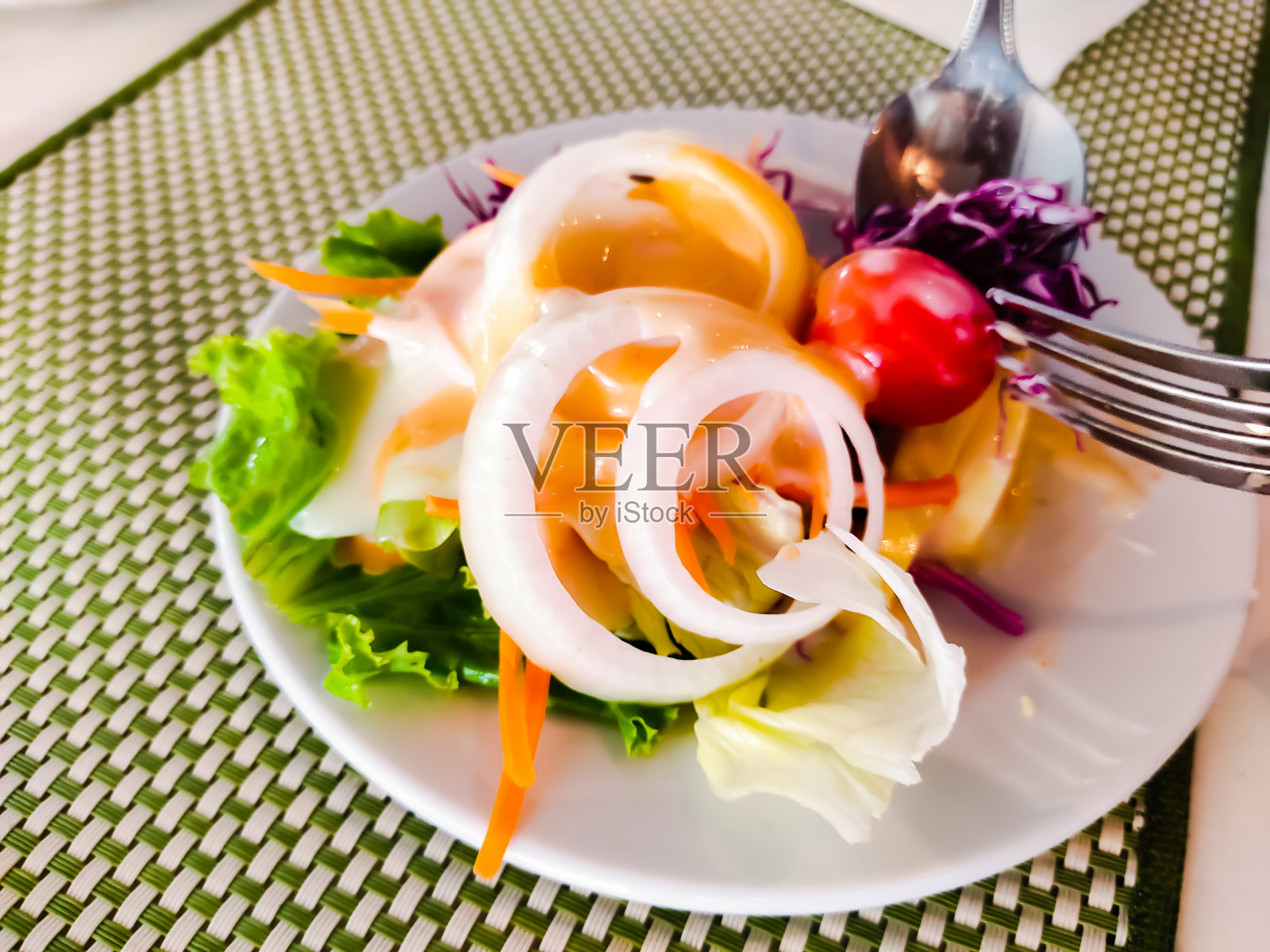 什锦蔬菜沙拉配洋葱片,绿叶蔬菜和什锦水果,照片摄影图片