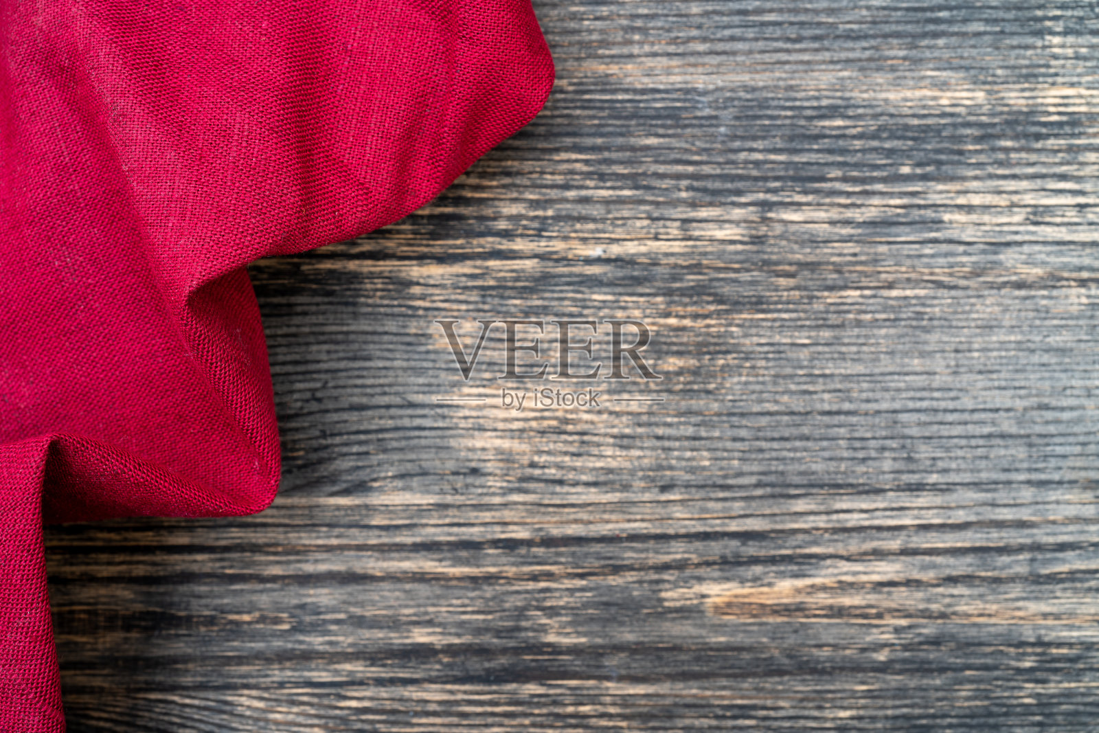 厨房桌子上的红毛巾。照片摄影图片