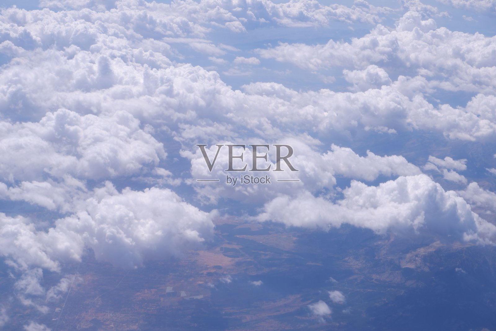 从飞机窗口可以看到令人惊叹的云彩和天空照片摄影图片