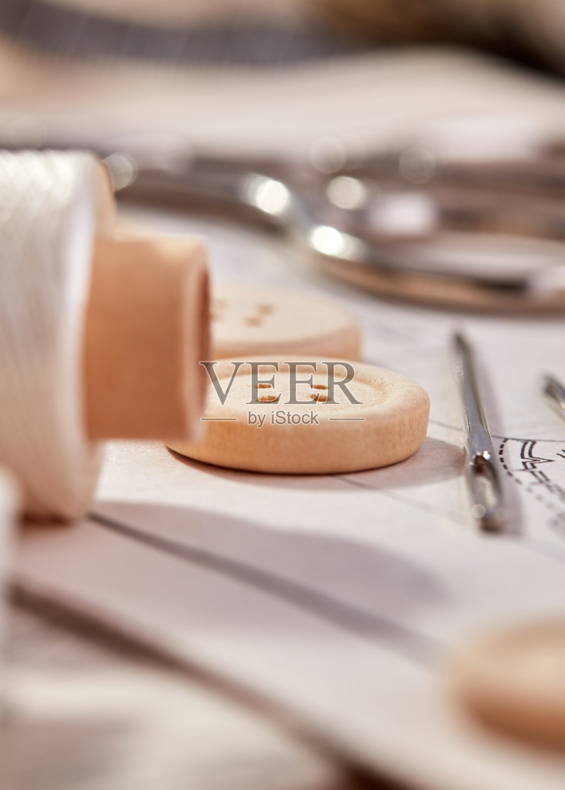 裁剪纽扣,针和线的特写照片摄影图片