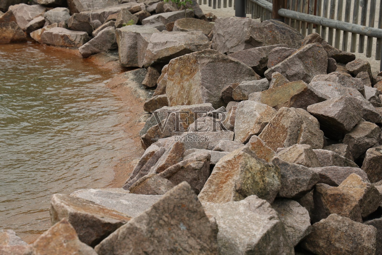 湖边有成堆的天然石头照片摄影图片