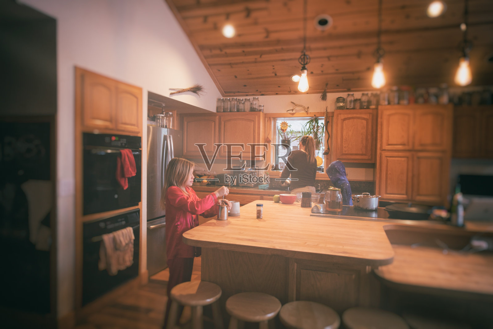 单身母亲在家和孩子们一起做早餐照片摄影图片