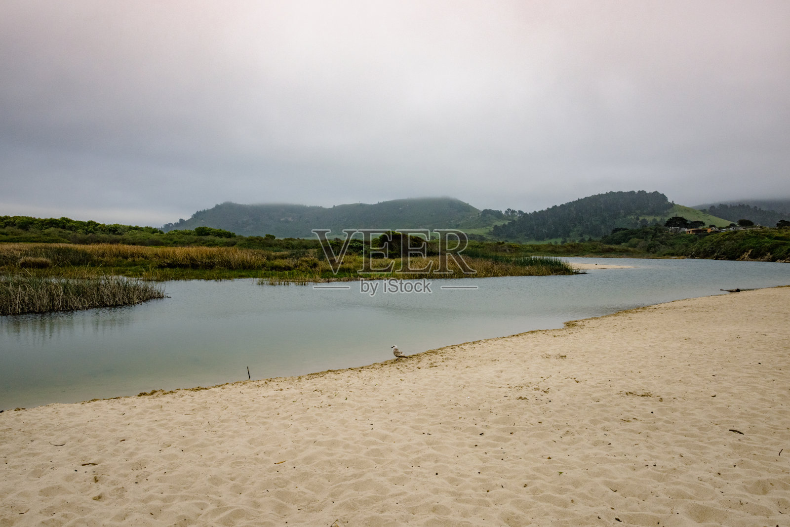 有河流和山脉的海滩照片摄影图片