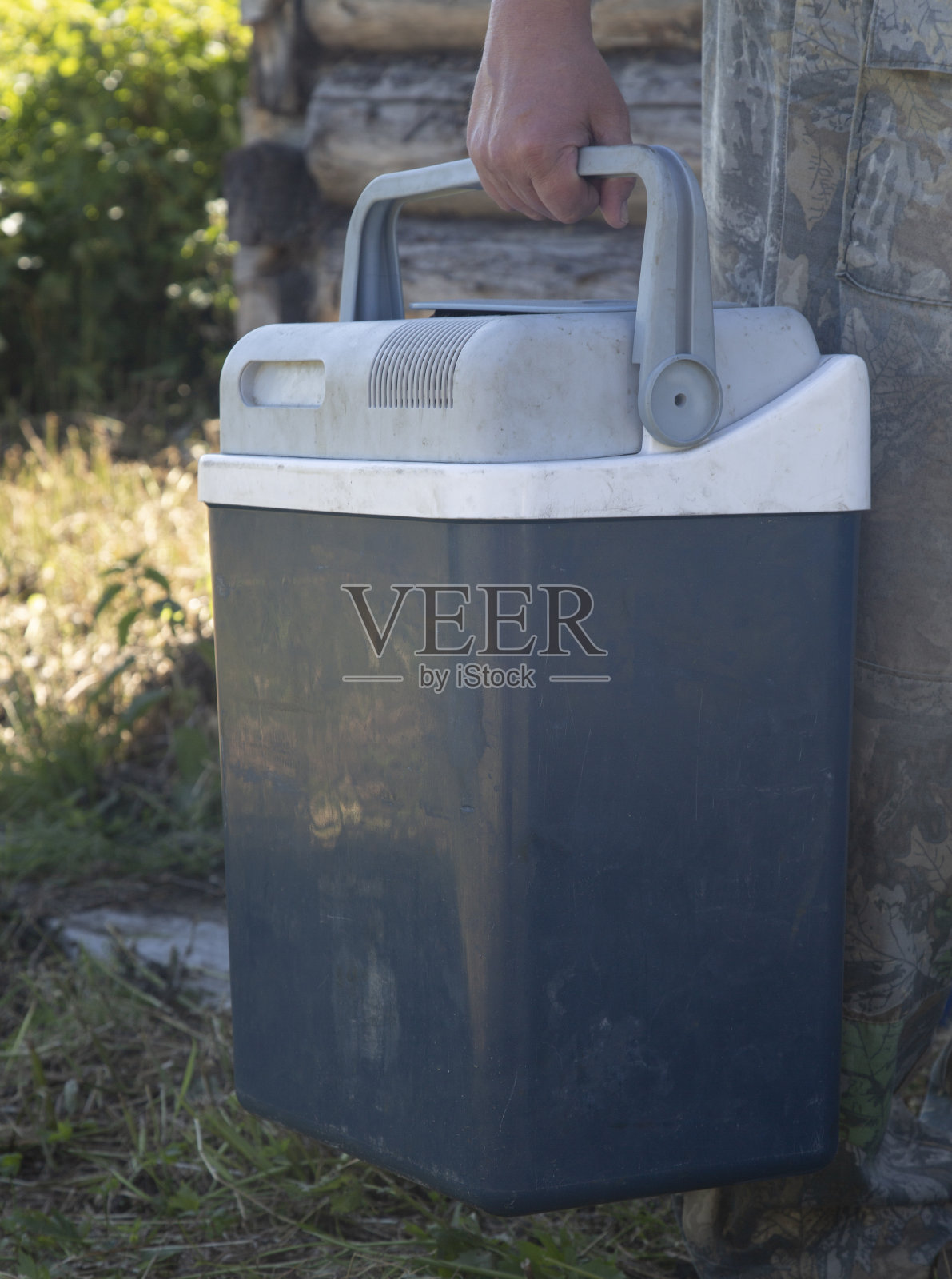 用于汽车的便携式冰箱。照片摄影图片