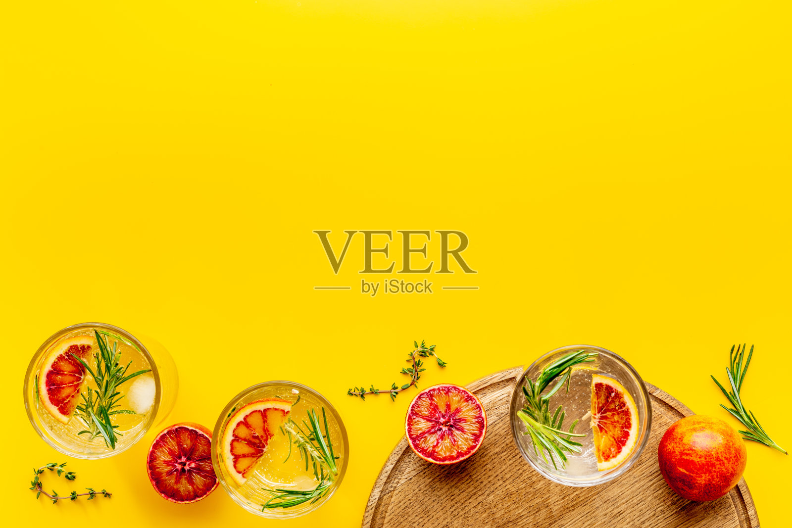 一杯加红橙和迷迭香的冷饮照片摄影图片