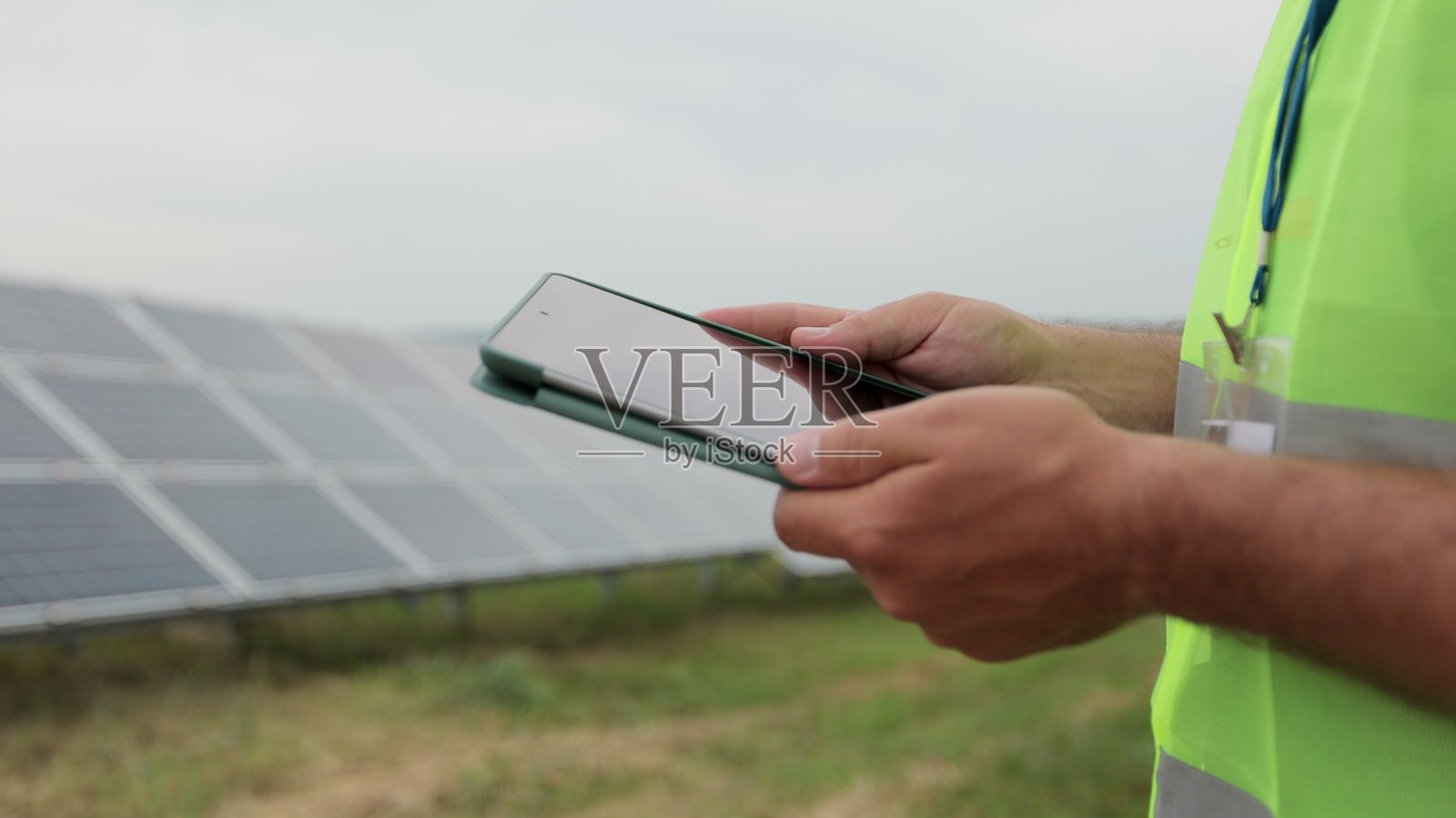 工程师正在用平板电脑检查光伏太阳能板领域的操作。太阳能电池板领域。清洁能源的生产。绿色能源。照片摄影图片