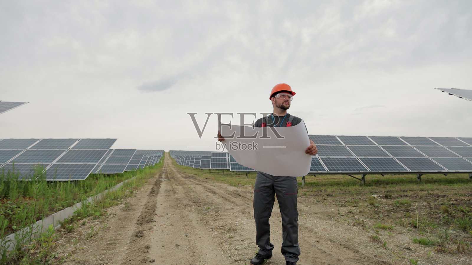 专业工程师学习设计太阳能电站图纸。可持续能源。绿色能源的概念。照片摄影图片