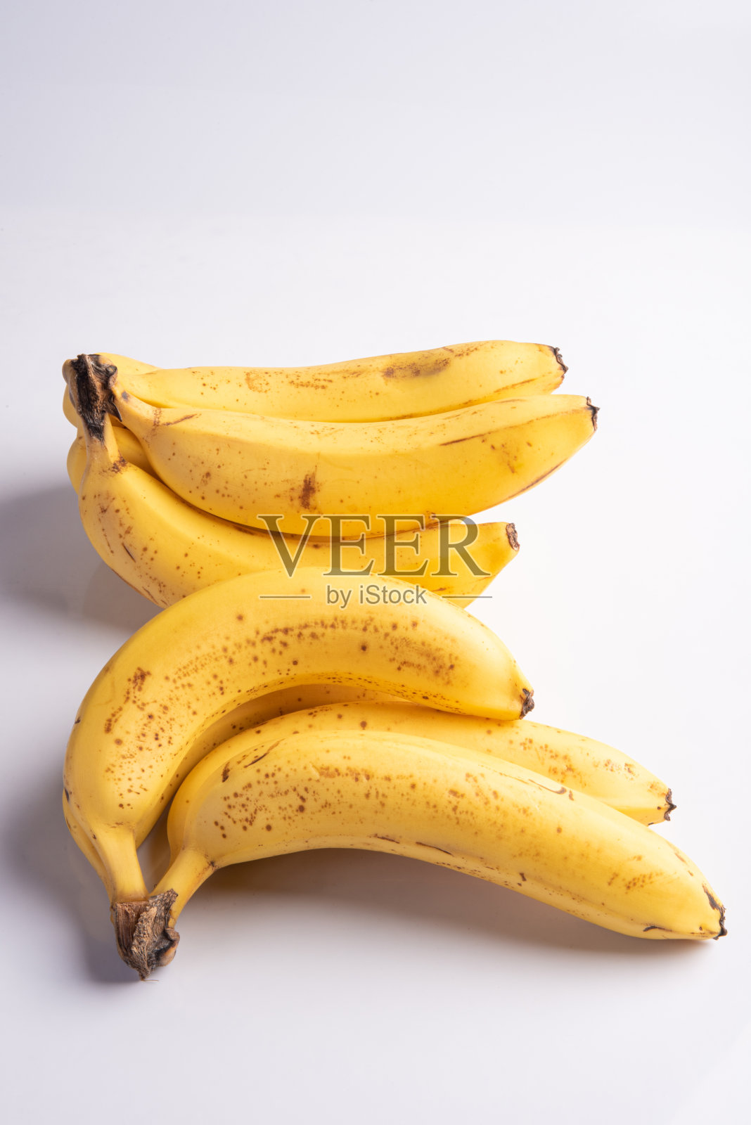 香蕉,漂亮的成熟香蕉在白色的表面上,选择性聚焦。照片摄影图片