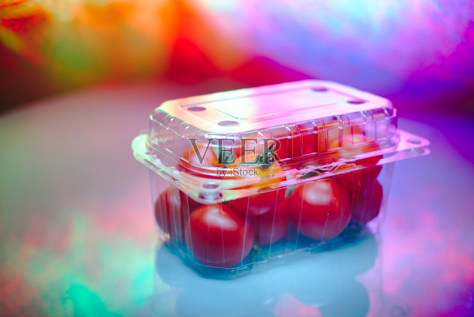 塑料盒子里的樱桃番茄照片摄影图片