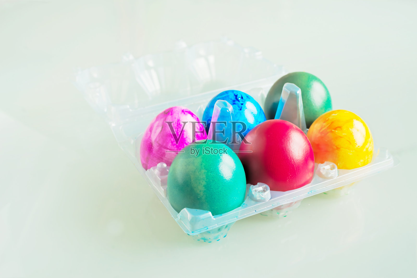 塑料盒子里的复活节彩蛋照片摄影图片