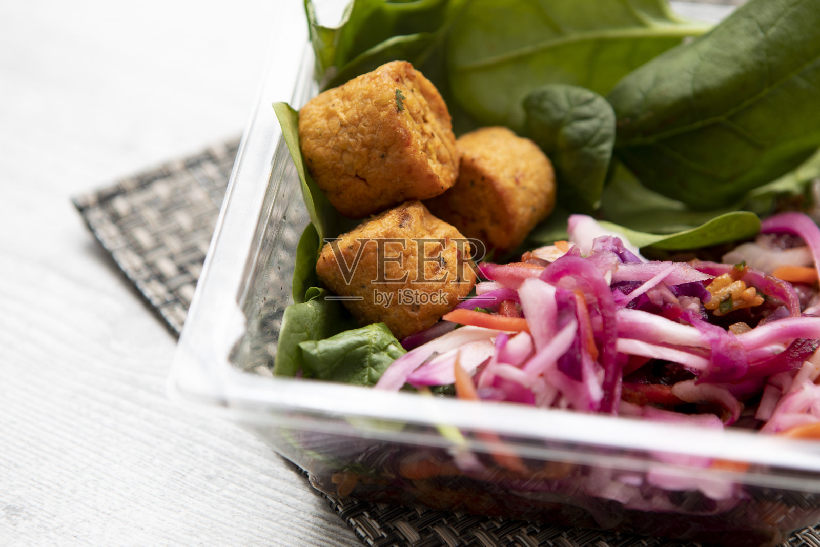 沙拉三明治、米饭沙拉、沙拉和菠菜,放在一个方形塑料(聚对苯二甲酸乙酯)盆里照片摄影图片