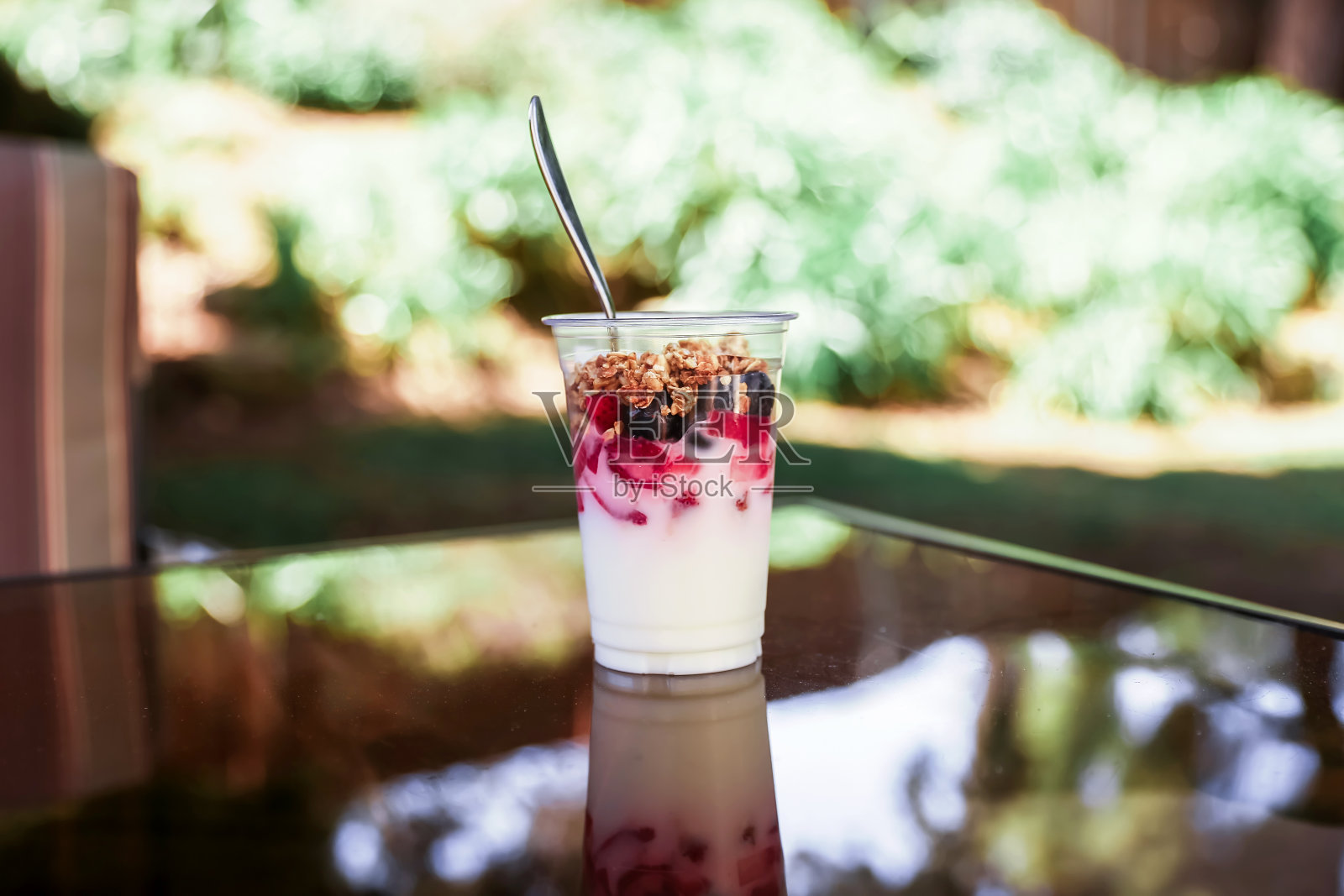 冻糕装在塑料容器里照片摄影图片